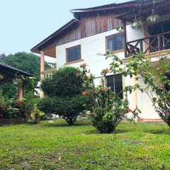 Acogedora Casa Rural en plena naturaleza frente al Río con piscina Bonao