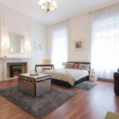 Luxury Art Deco Suite Close to Museum of Fine Arts