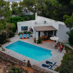 Villa en Cala Morell con piscina privada en el bosque