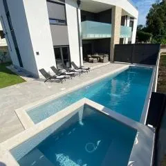 Villa Lighthouse mit Pool und Jacuzzi