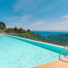 Albatros - swimming pool with sea view and terrace
