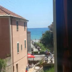 House of fly with sea view, front the beach