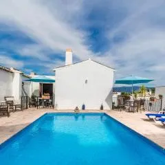 Casa Mundo - 16th century traditional white village house with pool
