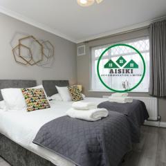 FW Haute Apartments at Hillingdon, 3 Bedrooms and 2 Bathrooms Pet-Friendly HOUSE with Garden, with King or Twin beds with FREE WIFI and PARKING