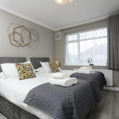 FW Haute Apartments at Hillingdon, 3 Bedrooms and 2 Bathrooms Pet-Friendly HOUSE with Garden, with King or Twin beds with FREE WIFI and PARKING
