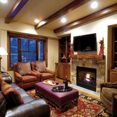 Innsbruck Aspen Deluxe Two-Bedroom Suite 1 w/ Hot tub, Centrally located