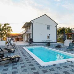 Beautiful Villa SHINE with swimming pool and jacuzzi