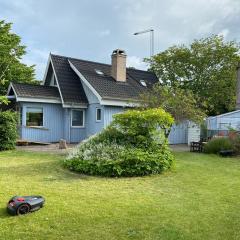 Charmerende ældre sommerhus tæt på strand og city