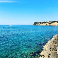 200m de la plage ,3mn du port à 50m du centre ville