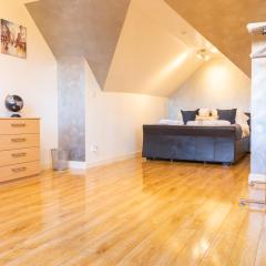 Spacious 3 Double Bedroom City Centre Home inc Private Parking, with Enchanting Garden, Open Plan Lounge & Dining Room plus Gorgeous wood-floor Master Bedroom