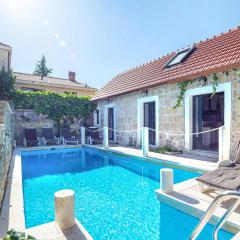 Awesome Home In Sinj With Jacuzzi