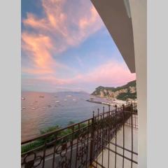 Casa di charme panoramica a Capri sulla spiaggia.