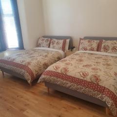 London Luxury 2 Bedroom Flat 5min walk from Overground, with FREE WIFI, FREE PARKING-Sleeps x6