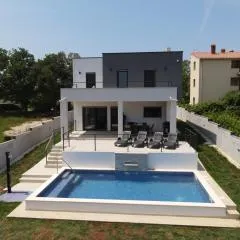 Villa Tara, 4 bedroom Villa with heated pool