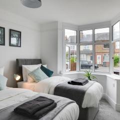 Spacious Three Bedroom House - Free Parking & Wifi