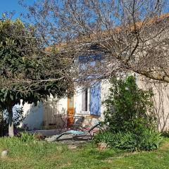 Petite maison refaite à neuf dans mas du 19ème siècle