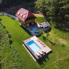 Rustic retreat with pool počitnice na kozolcu