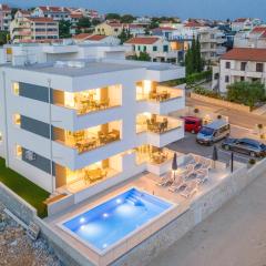 Sara luxury apartment with a pool