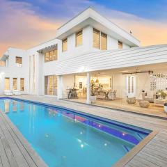 Coastal Luxe - 200m to the Beach plus Pool