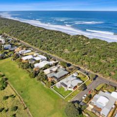 SALTWATER HOUSE - Opposite the beach and views over the lake!