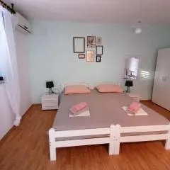 Apartments and rooms Sanja