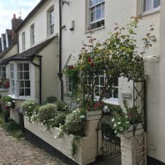 Beautiful 17th century coach house off high street