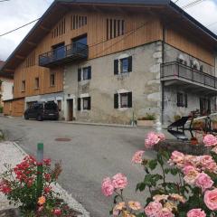 Villard au cœur de la vallée verte entre lac et montagne