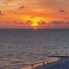 Sunset Beach oasis: Modern beach style on the sand