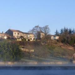 Grande maison escapade au bord de la riviere