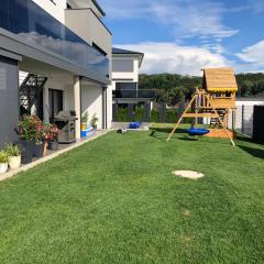 Moderne Ferienwohnung mit Terrasse und Garten