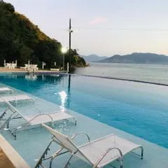 Apartamento pé na areia frente para o Mar e piscina na Prainha