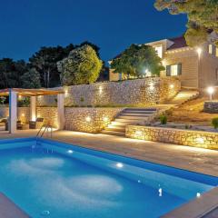 Luxury Villa Castello di Pietra with private pool