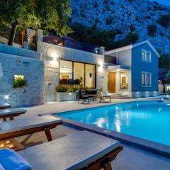 NEW! Villa Falcon House, 3-bedroom villa with heated 36 sqm pool, Jacuzzi, Finnish sauna