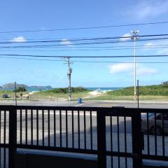 Apto 04 qtos, aconchegante, localizado em prédio frente Praia do Forte