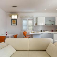 One-bedroom apartment ALBIS with balcony and parking in Rovinj