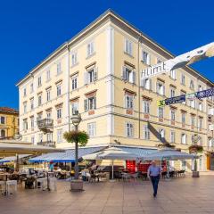 Main Square - Lloyd apartment