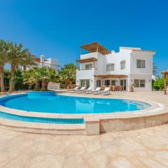 Beautiful 4 bedroom White Villa with Heated Pool