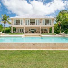 Golf-front villa with large spaces, staff and pool, situated in luxury beach resort