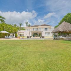 Fantastic 8-bedroom golf-front mansion near the beach