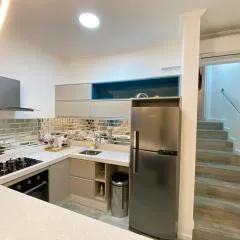 Fabuloso flat 241, Amarílis, Riviera de São Lourenço 3 Piscinas climatizadas SKY 170 canais carregador veiculo eletrico 2 quartos sendo uma suíte internet 500mb Adega, cozinha equipada completa, serviço de praia fim de semana limpeza trocas de toalhas,