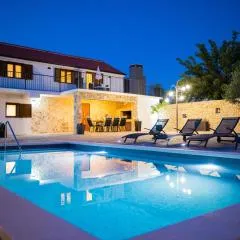 Villa Pietra- Modern rustic poolside oasis