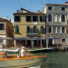 Casa Virginia direct at the canal Cannaregio with own roof terrace