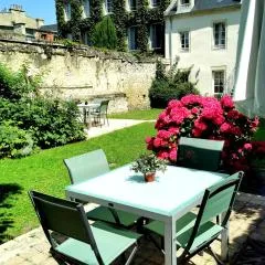 Apt duplex ou plain pied tout confort plein centre ville Bayeux proche commerces, restaurants, avec terrasse privative ou jardin commun aménagé clos, parking gratuit à proximité, proche plages du débarquement