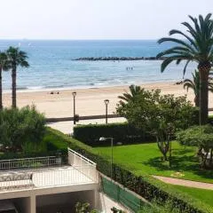 Apartamento recién reformado en primera línea con vistas a la playa en la mejor zona de Benicásim