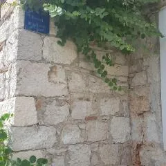 Stone house apartment in Zlarin centre