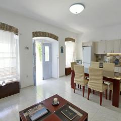 Arco I/ Downtown Rustic Apartment/4 min from port