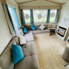 5 mins walk to beach. 3 bedroom caravan. Sleeps 8