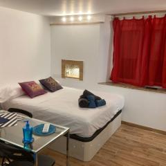 Malagueña Salerosa "Apartamento - estudio con terraza" En casa típica de 1 a 4 dormitorios