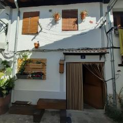 HERVÀS Y VUELVES ( la casita de la piedra )
