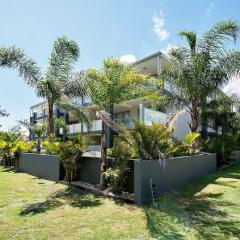 Shoal Bay Beach Apartments 18 fantastic air conditioned unit with a pool and lift